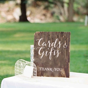 Placa personalizável "Cartões e presentes"/Placa de casamento de madeira antiga com escrita caligráfica/Escrita decorativa para mesa de presente