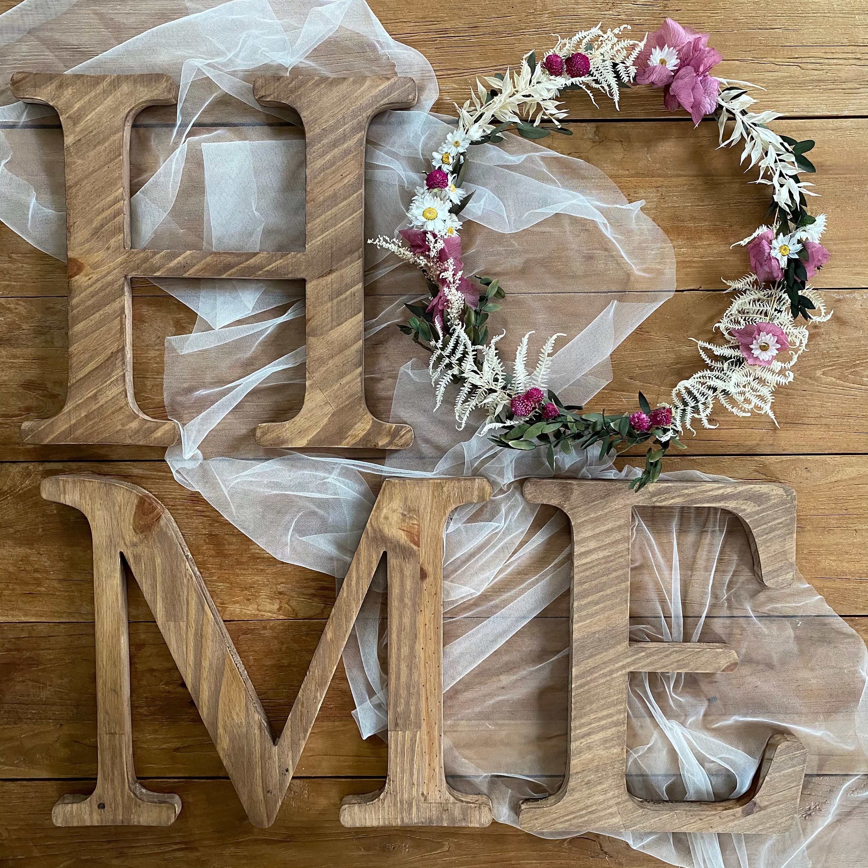 Cartello In Legno Con Lettera E Ghirlanda Artificiale “O” – Decorazione Rustica Fatta A Mano Per Parete, Perfetta Per Soggiorno, Ingresso O Porta D’ingresso. Regalo Housewarming Originale!