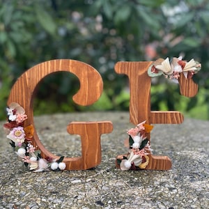 Lettera fiorita / Iniziale in legno con fiori secchi e stabilizzati / Idea regalo Battesimo, nascita, matrimonio / Decorazione boho chic