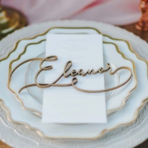 Segnaposto con svolazzo in legno personalizzabile / Nomi ospiti intagliati / Scritta calligrafica /Decorazione tavolo ricevimento matrimonio