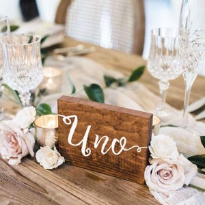 Segnatavolo in legno con scritta calligrafica / Numeri per tavoli personalizzabili / Centrotavola dipinti a mano