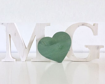 Coppia di lettere in legno personalizzabile / Iniziali in legno con cuore / Decorazione tavolo degli sposi, casa, idea regalo matrimonio