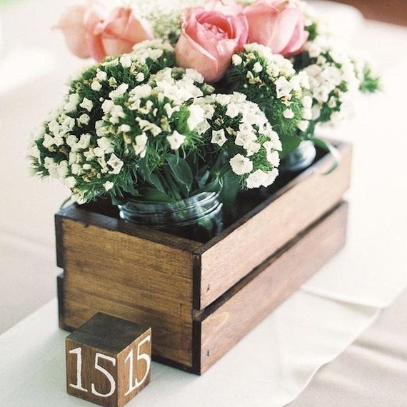 CAJA DE MADERA CON DISEÑO DE RAMAS Y FLORES