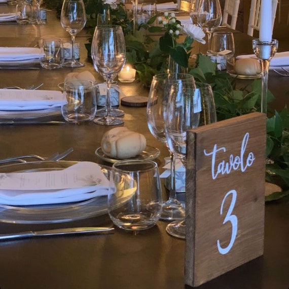 Segnatavolo con testo personalizzato / Numeri per tavoli in legno con  scritta calligrafica / Centrotavola dipinti a mano / Tavoli vino -   Italia