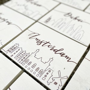 Segnatavolo con testo e decoro personalizzato / Numeri per tavoli in legno con scritta calligrafica / Centrotavola con nomi città e skyline