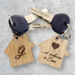 Coppia di portachiavi in legno personalizzati / Portachiavi con iniziali e scritta personalizzabile / Idea regalo nuova casa