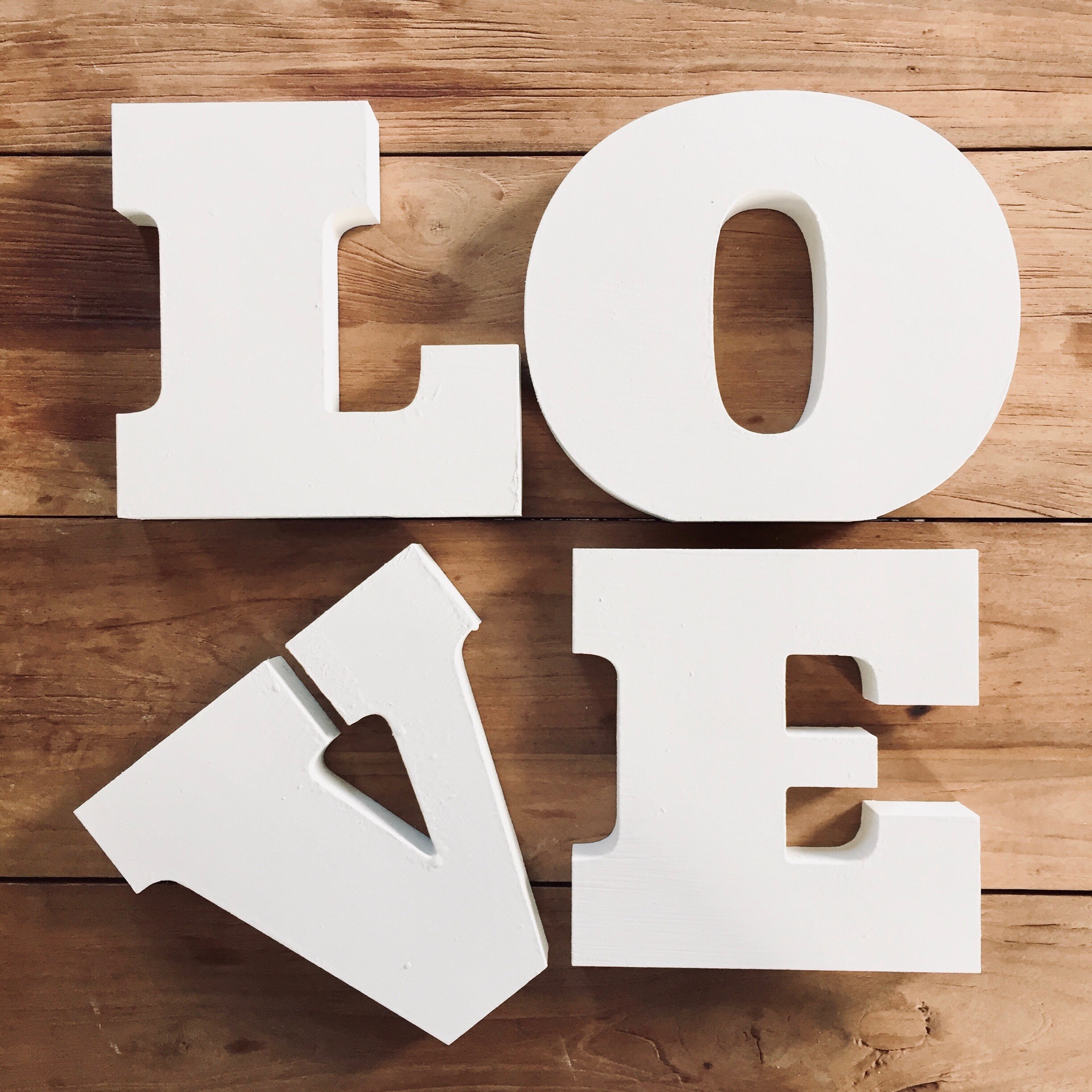 x1 R/6828 Centrotavola lettera Love in legno bianco e naturale 
