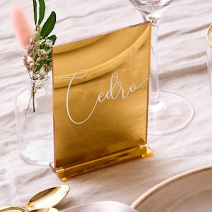 Segnatavolo con testo personalizzato in specchio dorato / Numeri per tavoli con scritta calligrafica incisa in plexiglass oro