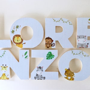 Letras de madera de color liso con animales pintados a mano / Nombre e iniciales de madera personalizados / Decoración dormitorio infantil, fiestas