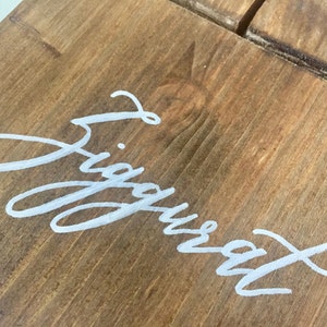 Segnatavolo con testo personalizzato / Numeri per tavoli in legno con scritta calligrafica / Centrotavola dipinti a mano / Tavoli vino immagine 6