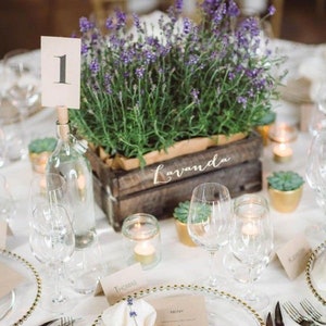 Boîte de pièce maîtresse en bois avec écriture calligraphique personnalisée / Numéro de table en bois rustique / Décoration d'installation de mariage image 2