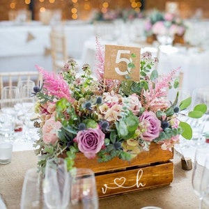 Boîte de pièce maîtresse en bois avec écriture calligraphique personnalisée / Numéro de table en bois rustique / Décoration d'installation de mariage image 4