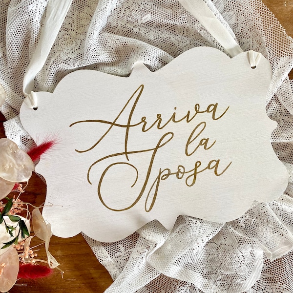 Placa personalizable "Aquí viene la novia" / Signo de paje o dama de honor / Decoración de boda de madera con escritura caligráfica