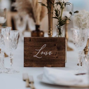 Segnatavolo con testo personalizzato / Numeri per tavoli in legno con scritta calligrafica / Paesi e città / Centrotavola dipinti a mano