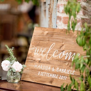 Targa in legno "Welcome" con nomi e data / Cartello di benvenuto personalizzabile / Insegna matrimonio decorativa con scritta calligrafica