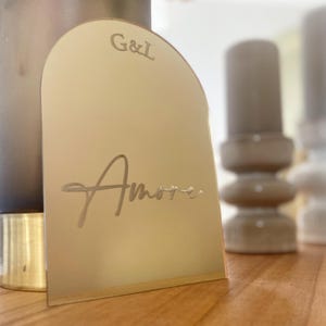 Segnatavolo con testo personalizzato in specchio dorato / Numeri per tavoli ad arco con scritta calligrafica in plexiglass oro