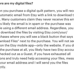 Pu&ograve; includere: Immagine di testo che spiega come trovare i file digitali acquistati su Etsy. Menziona che i clienti possono ricevere un'e-mail con un link di download, oppure possono trovare i file visitando la cronologia dei loro acquisti su Etsy.com.