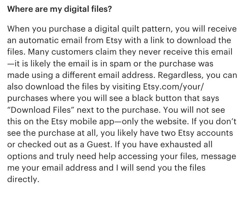 Pu&ograve; includere: Immagine di testo che spiega come trovare i file digitali acquistati su Etsy. Menziona che i clienti possono ricevere un'e-mail con un link di download, oppure possono trovare i file visitando la cronologia dei loro acquisti su Etsy.com.