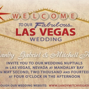 Peut inclure: Une invitation de mariage &agrave; Las Vegas de style vintage. Le design pr&eacute;sente le signe embl&eacute;matique "Welcome to Las Vegas" avec le texte "Welcome to our Fabulous Las Vegas Wedding". Les noms Sandy Gabriel & Mitchell Hall sont &eacute;galement affich&eacute;s.