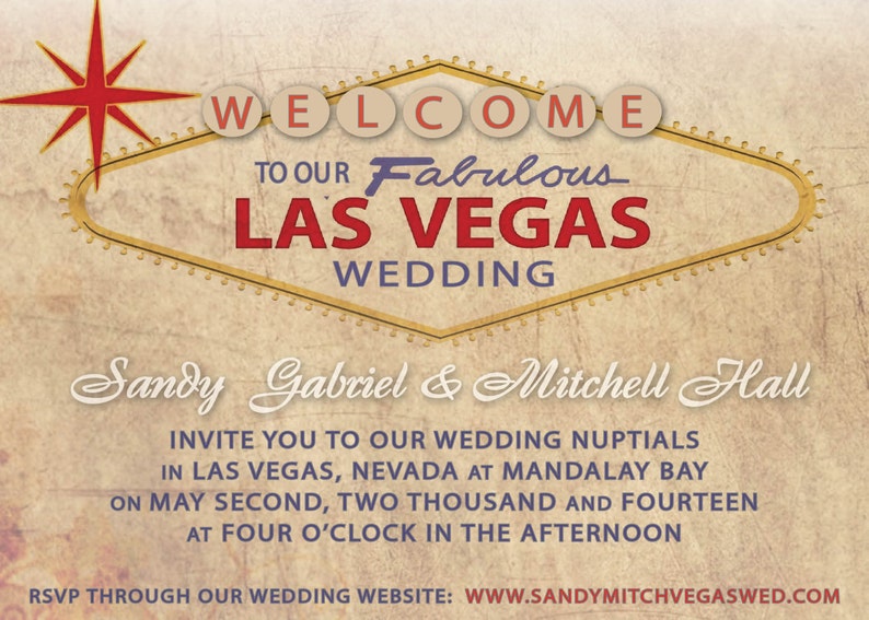 Peut inclure: Une invitation de mariage &agrave; Las Vegas de style vintage. Le design pr&eacute;sente le signe embl&eacute;matique "Welcome to Las Vegas" avec le texte "Welcome to our Fabulous Las Vegas Wedding". Les noms Sandy Gabriel & Mitchell Hall sont &eacute;galement affich&eacute;s.