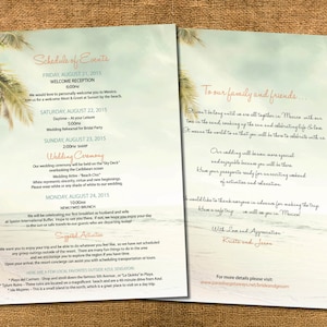 Op de afbeelding: Een trouwuitnodiging met een tropisch strandthema. De uitnodiging is open en toont evenementdetails, inclusief het schema, ceremonie-informatie en een persoonlijke boodschap. De achtergrond toont een strandscène met palmbomen.