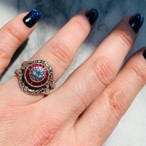 Anillo de halo o diana en oro blanco de 18k, rubí y circonitas, estilo Art Déco