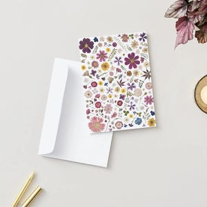 Cartão dobrado com flor prensada 5 x 7 com envelope
