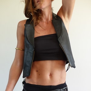 Veste en cuir noir ,lacets ,sans manches ,rock