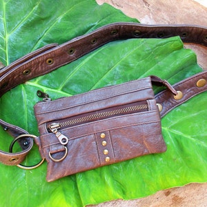 Sac banane en cuir marron foncé cloutés