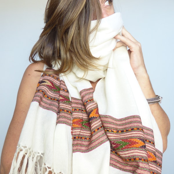 Châle écharpe laine angora blanc bandes colorées motifs kullu ethnique tribal