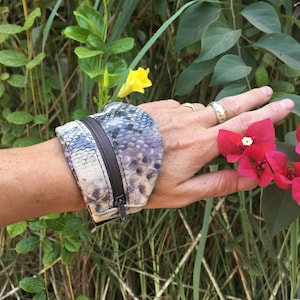 Monedero, pulsera, brazalete de piel con estampado de serpiente, para festivales y conciertos