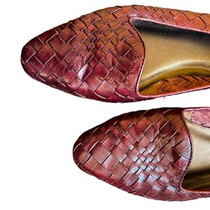 size 7.5 vintage burgundy leather flats // 1980s preppy slip-on pointed toe shoes // woven oxblood leather kitten heels // thom mcan