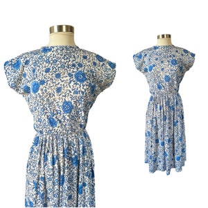 LARGE / XL Vintage weiß-blau floral gemustertes Shirtwaist // vintage 1970s Shirtkleid mit aufwendig stilisierten Blumen // gemütlicher Sommer