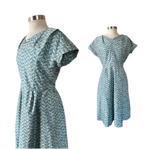 XL / XXL 1950er Jahre vintage Neely Don Shirtkleid // 50er Jahre blau und grünes Hemdkleid mit Wellenmuster // mid century Kleid mit Strasssteinen