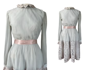 XS / SMALL silver and dusty rose feminine dress // 1970s gray flouncy dress with pink lace and belt // 70 does victorian steam punk goth