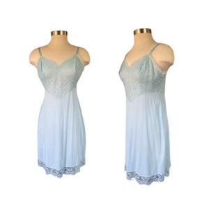 1970s vintage teal lace sexy slipdress // flattering feminine blue floral lace slip // 70s vanity fair nylon silky lingerie // size 36