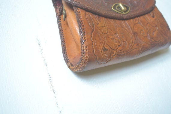 vintage tooled leather clutch purse // 1950s brow… - image 5