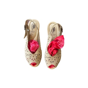 sandales vintage wedge slingback en daim taupe // sandales à enfiler découpées avec talon cale // slingbacks beige confort italien // taille 9.5/10