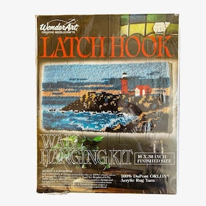 Peut inclure: Un kit de crochet pour une tapisserie murale représentant un phare sur une côte rocheuse avec des vagues qui s'écrasent contre les rochers. Le kit comprend du fil à tapis en acrylique DuPont Orlon 100% et une toile de 40,6 x 81,3 cm.