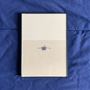 5 x 18,3 cm vertikales Ruderboot im Wasser Kunstwerk - Handgestempelt und bemalt (Natural Dye)