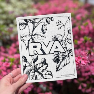 Puede incluir: Una impresión rectangular blanquecina con ilustraciones negras de fresas, frambuesas y follaje. La palabra "RVA" se muestra en negrita, en letras negras. El texto "KNAPPING PRESS" está impreso en negro en la parte inferior.