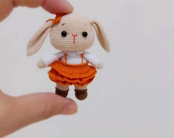 Mini poupée au crochet, poupée lapin miniature, petite poupée, poupée miniature, copain de poche.