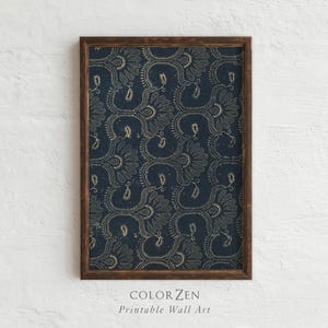 Peut inclure: Impression encadrée avec un fond bleu marine et un motif floral beige répété. L'impression est dans un cadre en bois brun foncé. Le texte "COLOR ZEN Printable Wall Art" est au bas de l'image.