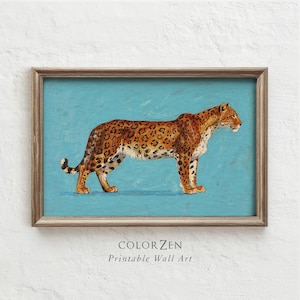 Op de afbeelding: Een ingelijste print van een luipaard op een turquoise achtergrond. De luipaard is afgebeeld in bruin- en oranjetinten met zwarte vlekken. De print is voorzien van de tekst "COLORZEN Printable Wall Art".