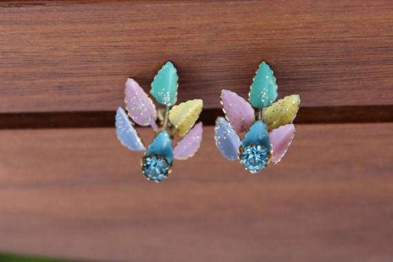 Colorful Vintage Screw-on Earrings, Leaf Pattern,… - image 1