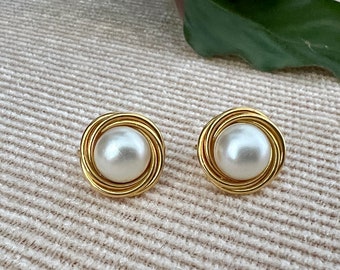 Vintage 90s Gold Tone Circle & Pearl Clip On Earrings Mod Retro Art Deco, Modernist Chunky Revival Curlicue Statement Swirl Earrings