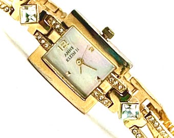 Reloj vintage Anne Klein tono dorado, esfera de nácar, cristales Swarovski, brazalete ajustable.