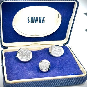 50% Off! Vintage SWANK Enamel Men’s Silver Tone Circle With Texture Cufflinks and Tie Clip Set, New in Box, Like New!