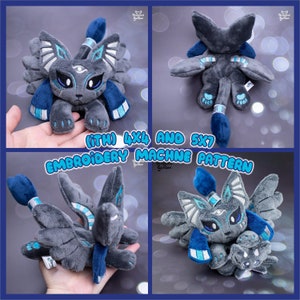 Puede incluir: Un juguete de peluche gris y azul con alas y cola. El juguete tiene una cara de gato con un tercer ojo en la frente. El juguete está diseñado para máquinas de bordado y está disponible en tamaños 4x4 y 5x7. El texto "(ITH) 4x4 AND 5x7 EMBROIDERY MACHINE PATTERN" está escrito en la imagen.