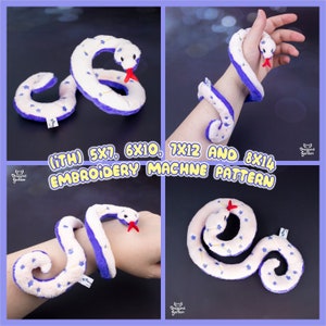 Puede incluir: Una serpiente de peluche blanca con ribetes morados y bordado de estrellas azules. La serpiente está enroscada en un círculo y tiene la lengua roja fuera. El texto (iTH) 5x7, 6x10, 7x12 Y 8x14 PATRÓN DE MÁQUINA DE BORDADO es visible en la imagen.